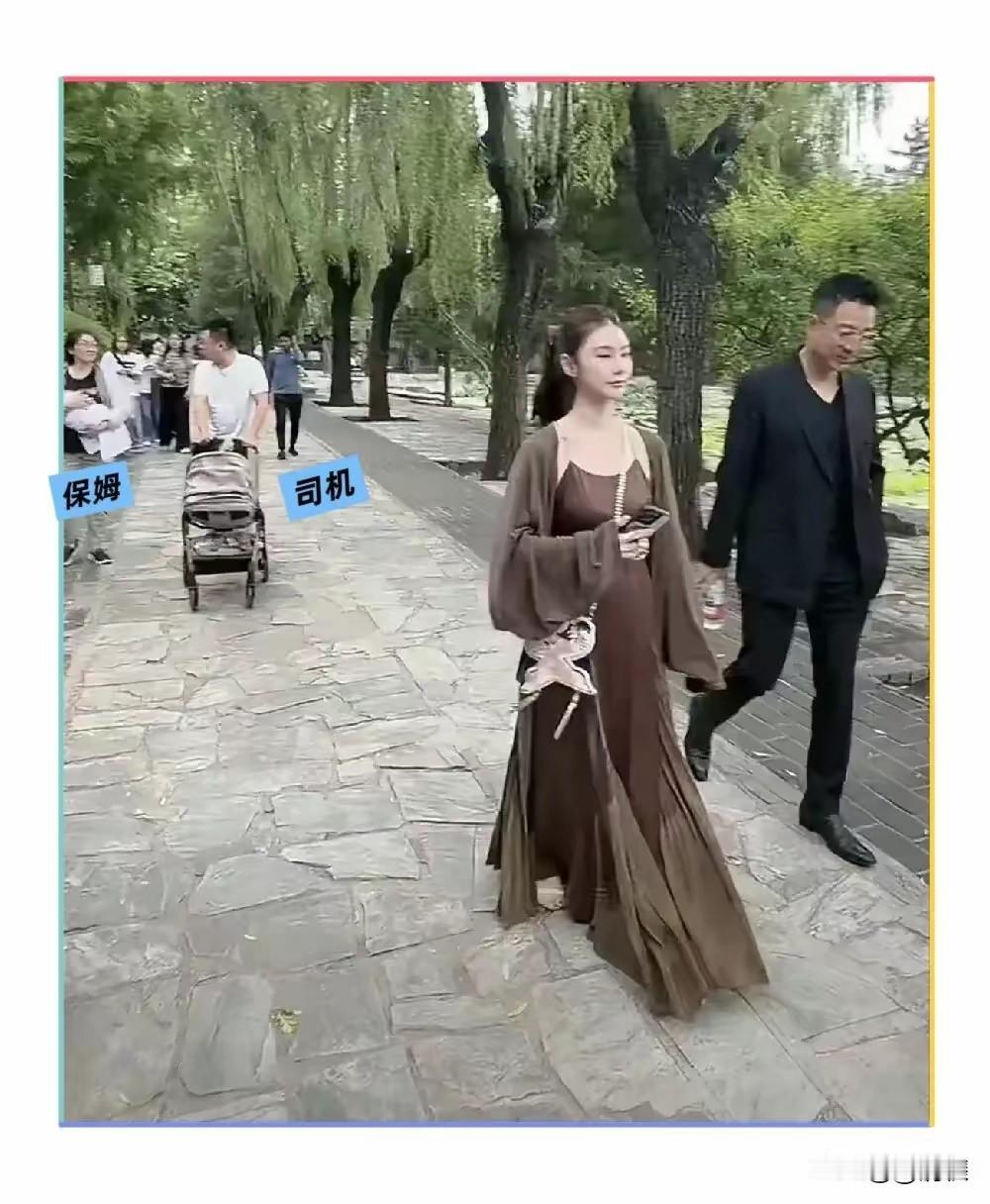 北京的天气应该不是太热，马晓梅的日常穿搭有点盛夏的感觉，吊带长裙拖地，逛街会不会