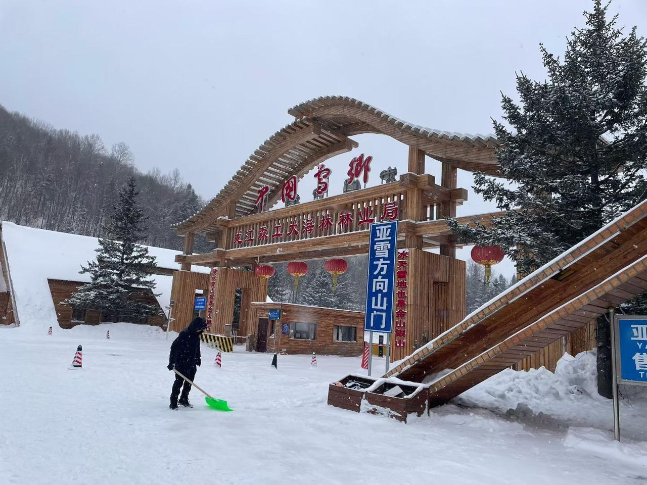 踏入雪乡，满眼都是裹着厚雪的木屋与银装素裹的山林，“中国雪乡”的木牌坊在风雪里立