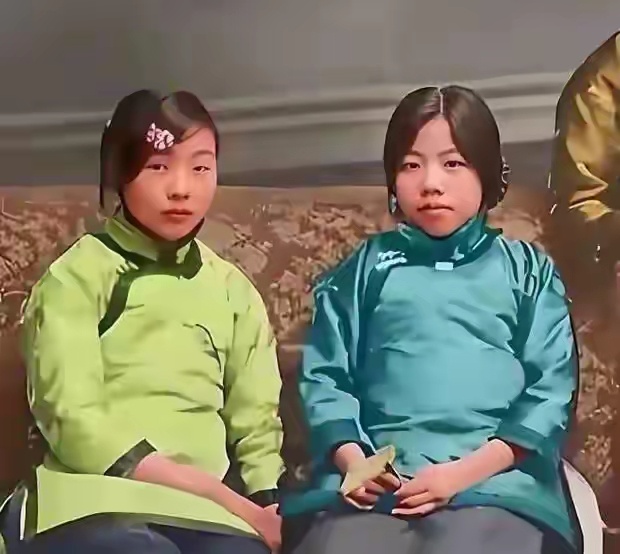 1920年，邓颖超年仅16岁，直隶女子师范学校求学，与同学合影留念。历史