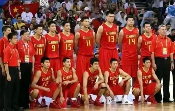 姚明、王治郅（替补易建联）、朱芳雨、胡卫东、孙悦，这几个组成的国家队是中国男篮历