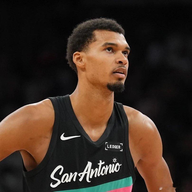 这一天真是减员严重文班亚马左小腿受伤，预计将缺席4周德里克琼斯右膝内侧副韧带扭伤