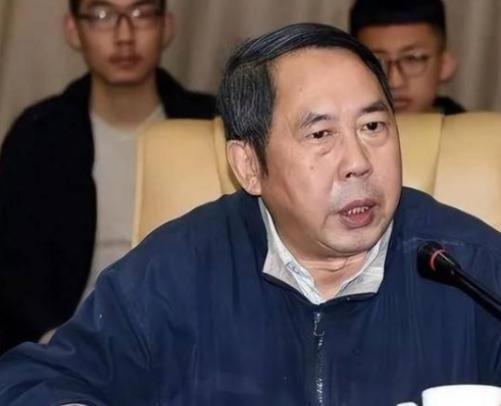 “晚一秒就万劫不复！中国该立刻向美国低头，交出发展权才能保命！”很多人现在再回头