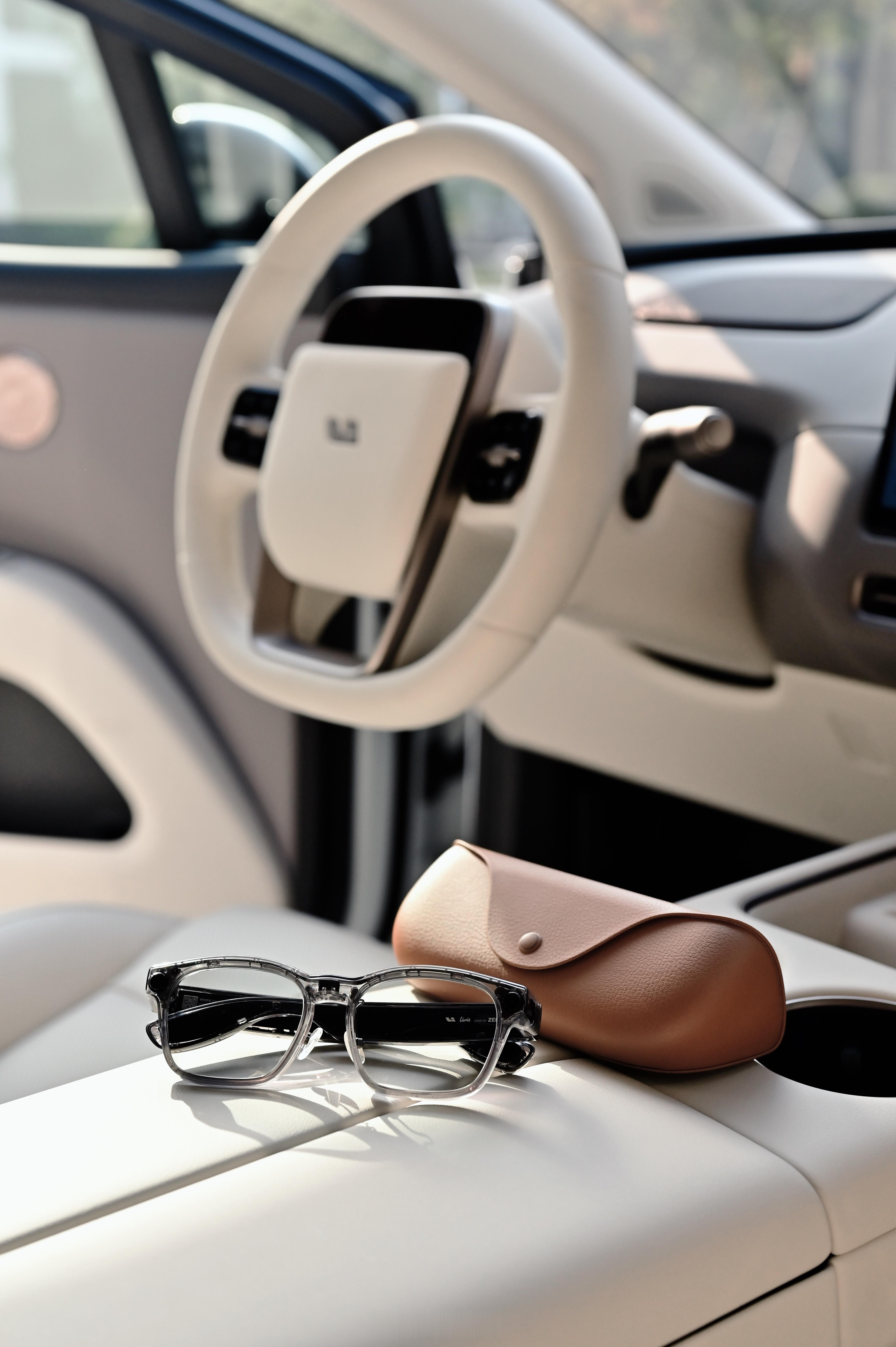 在理想 AI 眼镜 Livis 发布的前一天晚上，我因为一个偶然的机会提前试用了