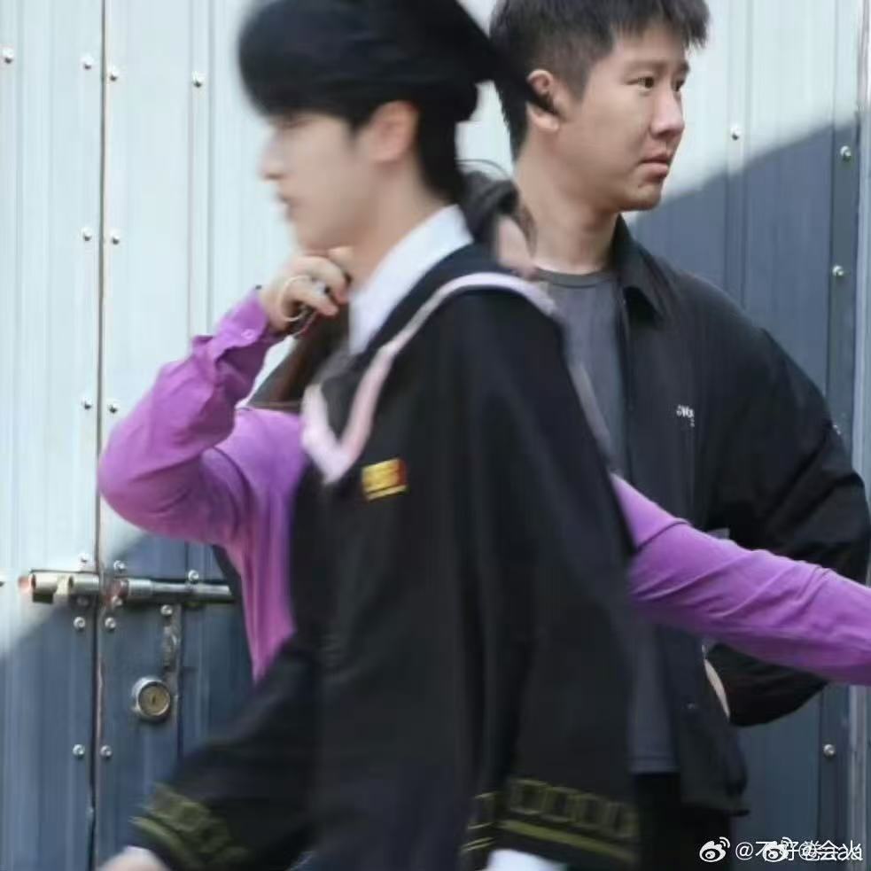 严浩翔学士服造型严浩翔学士服路透哇！ 严浩翔学士服路透有～真的好帅啊！毕业快乐！