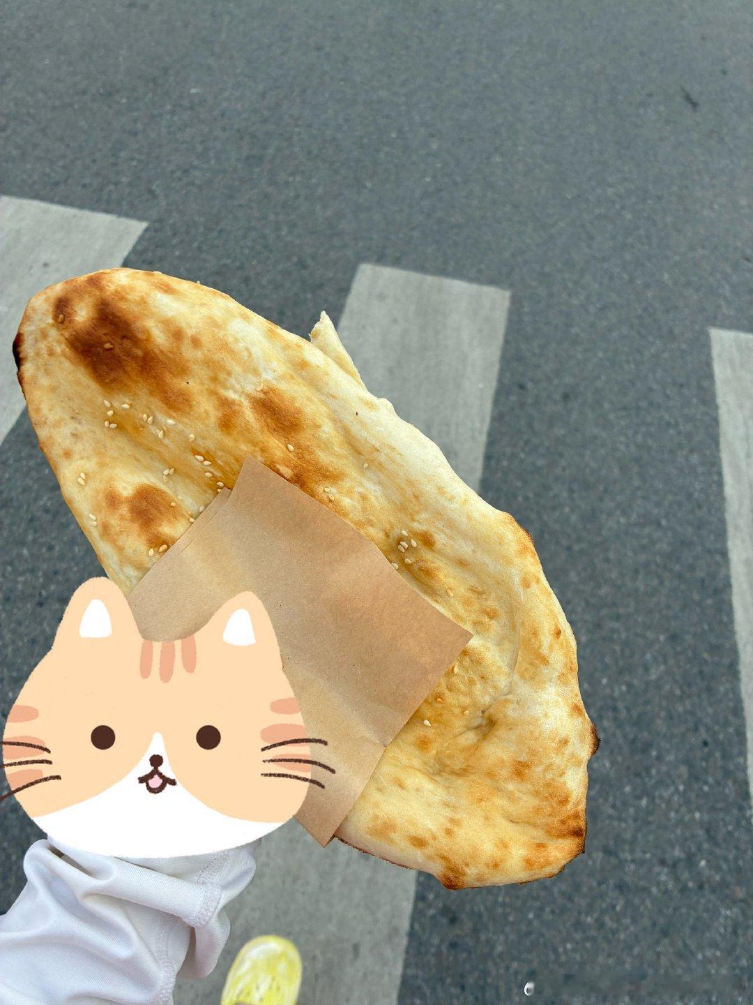 终于买到世界上最好吃的饼子了，狼吞虎咽的吃了两个，这比麻辣香锅香啊我味觉是不是坏