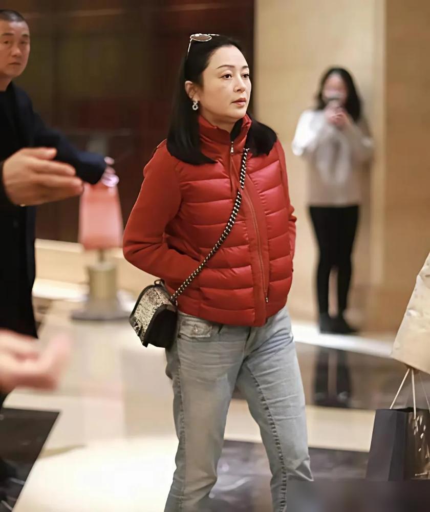 陈红的皱纹，怎么就成了媒体的KPI？
镜头怼脸，标题扎心：昔日貂蝉现原形。就因