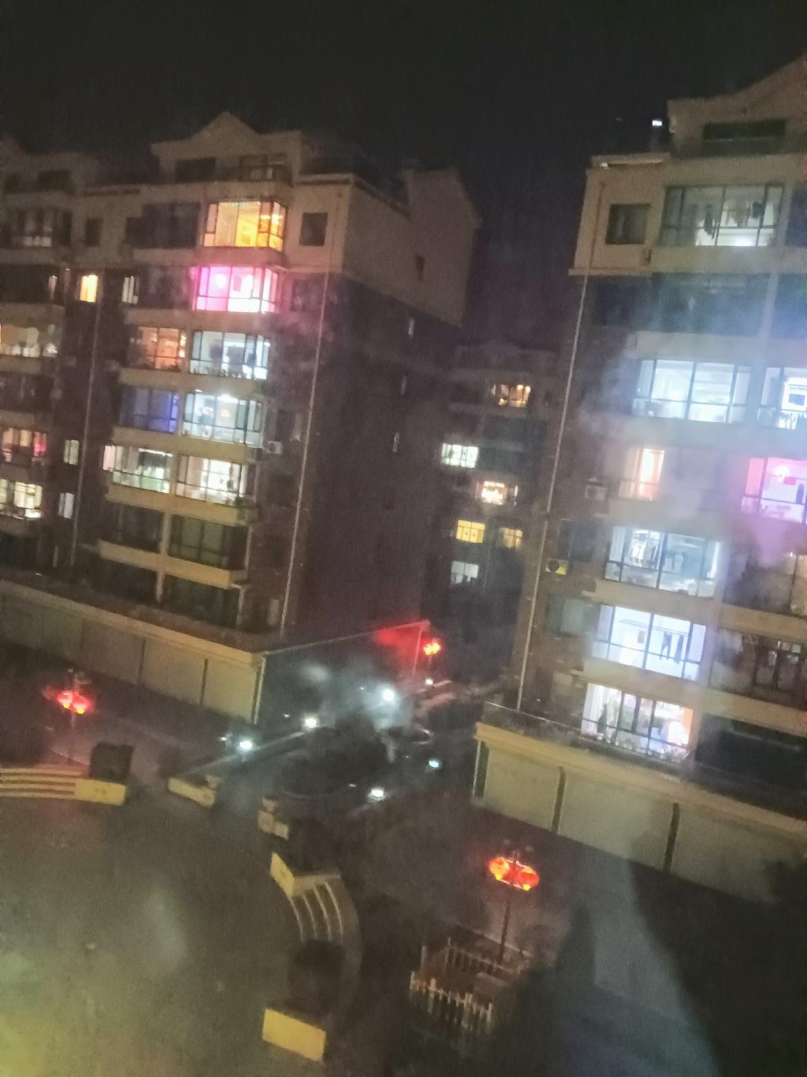 夜晚的迷雾中，灯火阑珊，静谧而神秘。