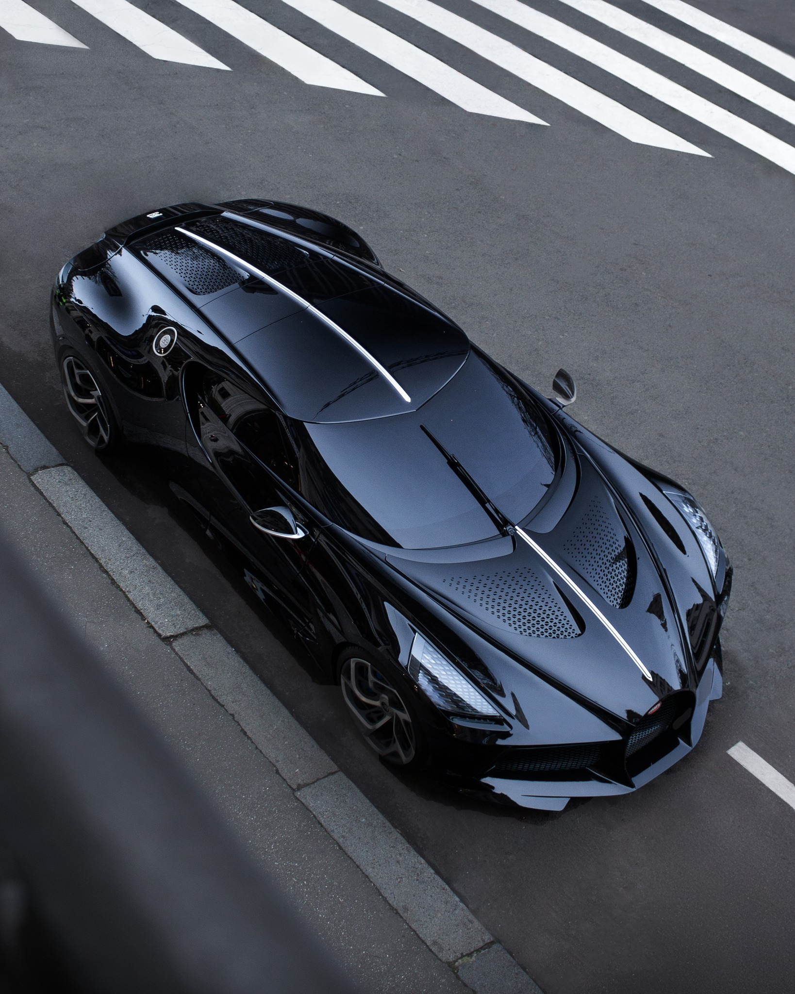 布加迪 LA VOITURE NOIRE 出街，仅此一台，猜一猜价格… 