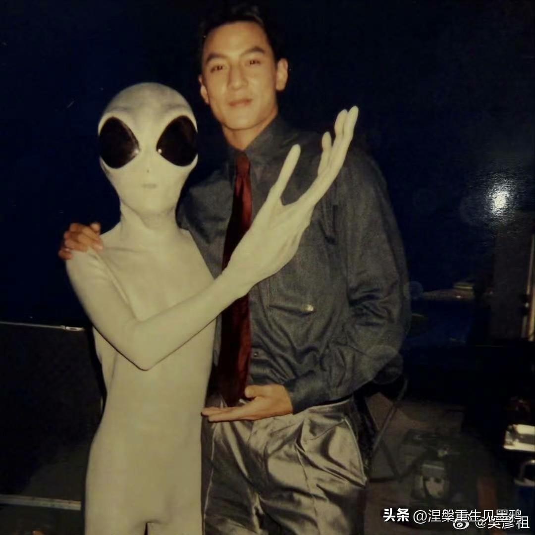 从外星人戏服里的18小时，看当年港圈龙套的生存状态，吴彦祖这条动态戳中了内娱的痛