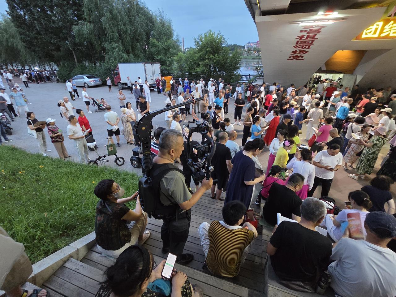 这是个什么拍摄设备，有知道的朋友吗？感觉挺笨重的，