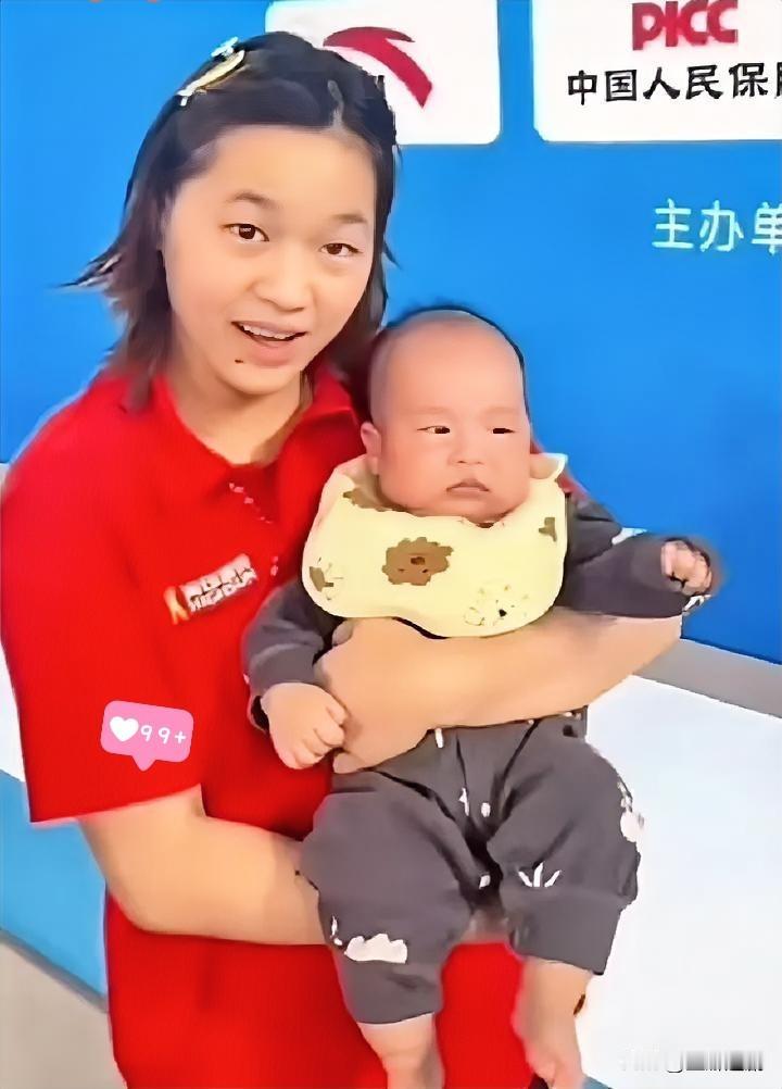 谁懂啊！全红婵带娃的样子也太暖了，这才是体育圈最动人的画面！广东男团夺冠现场，她