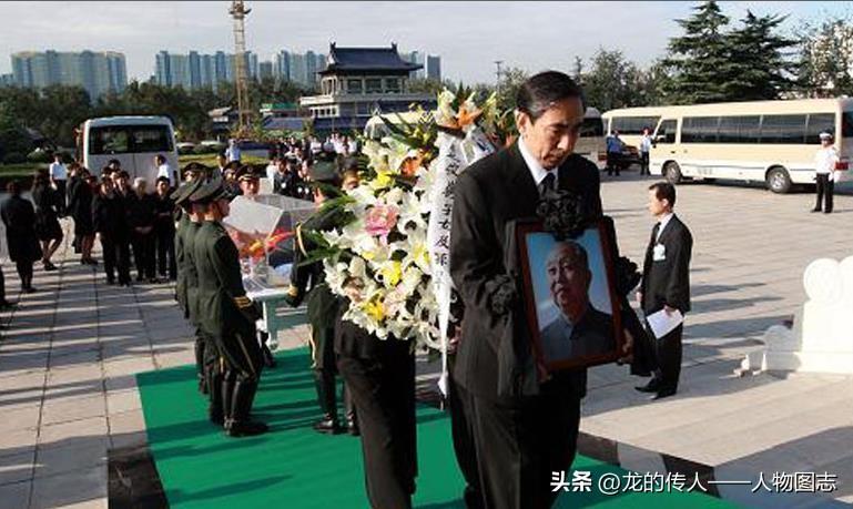 2008年8月31日清晨，华国锋同志遗体在亲属护送下，抵达八宝山革命公墓东告别厅