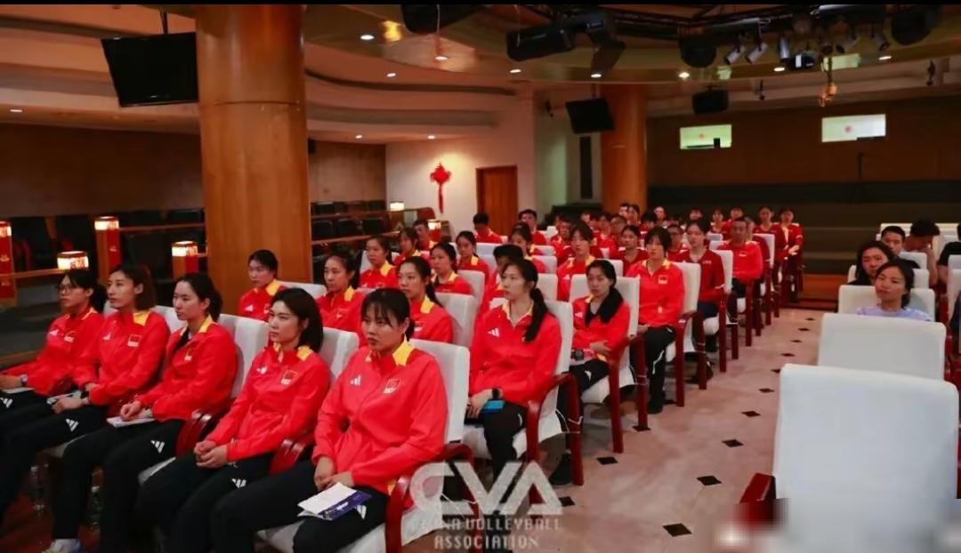 天津女排队长李盈莹没回天津，仍然与国家队队员在一起

5月22日，中国女排在排管