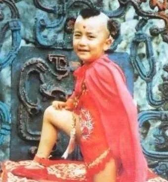 1985年，《西游记》拍摄时，红孩儿赵欣培死死抓住裤子:“不给我穿裤子，我就不演