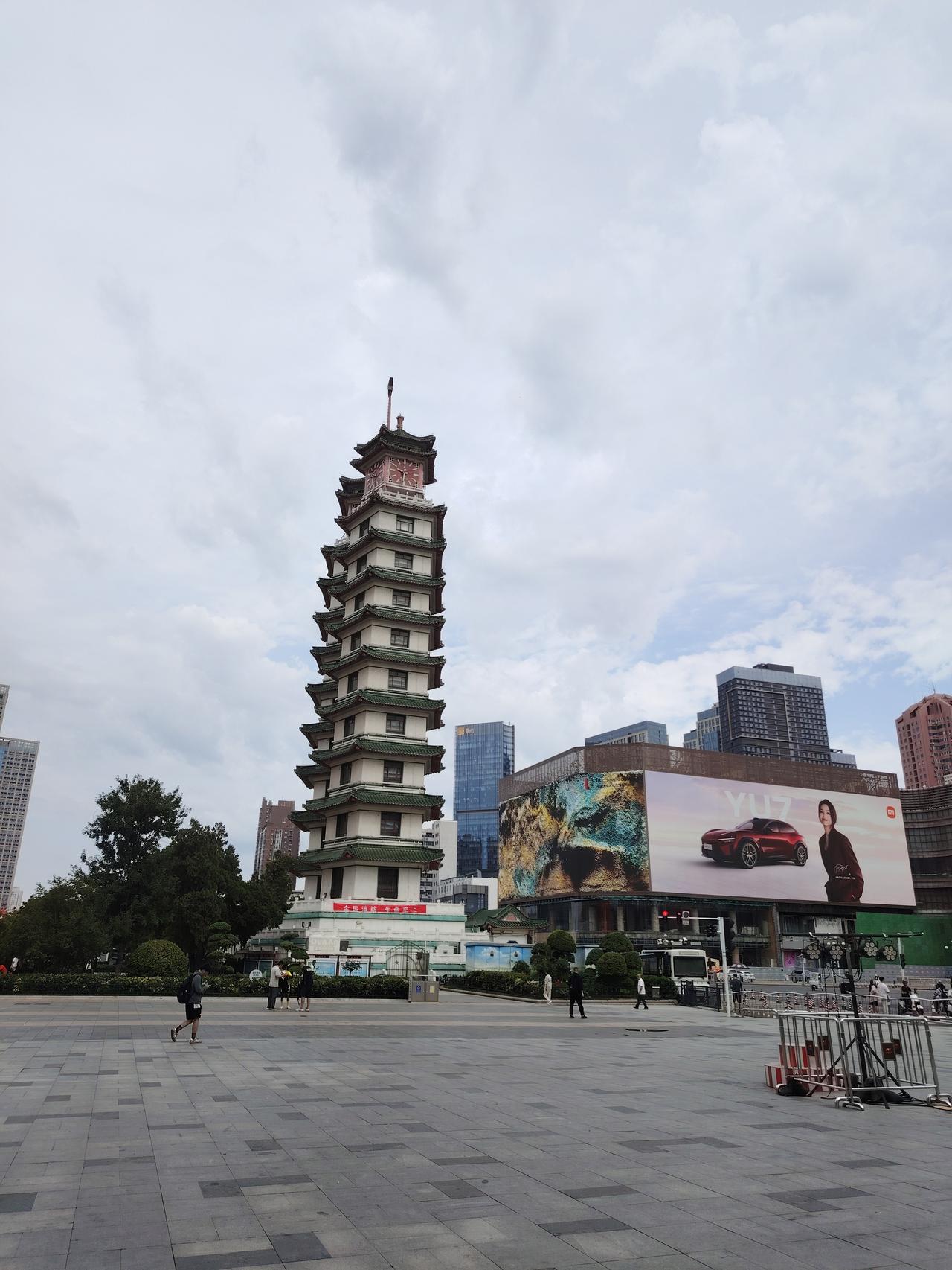 郑州市对外卖车辆太包容关心了！
      今天上午，我们骑电车去二七广场附近，