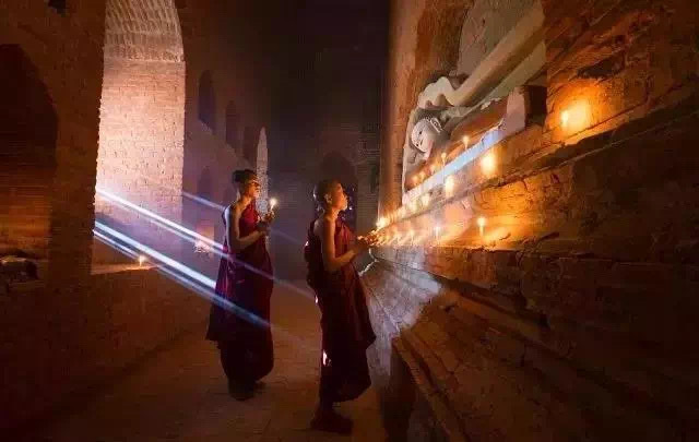 我们曾渴望命运的波澜，到最后才发现，人生最曼妙的风景，竟是内心的淡定与从容；我们
