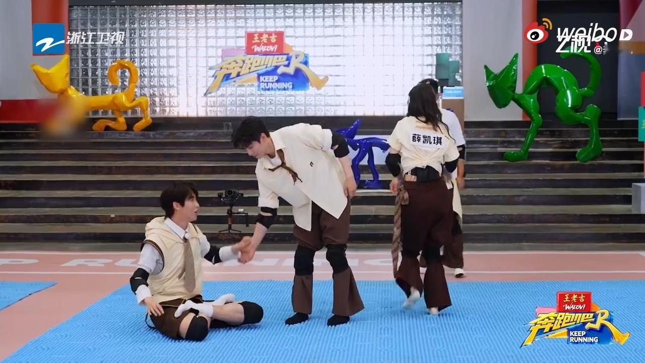 唐九洲的柔韧度很权威奔跑吧我还在纠结脚往哪放，人家唐九洲一套动作已经结束了。这盘