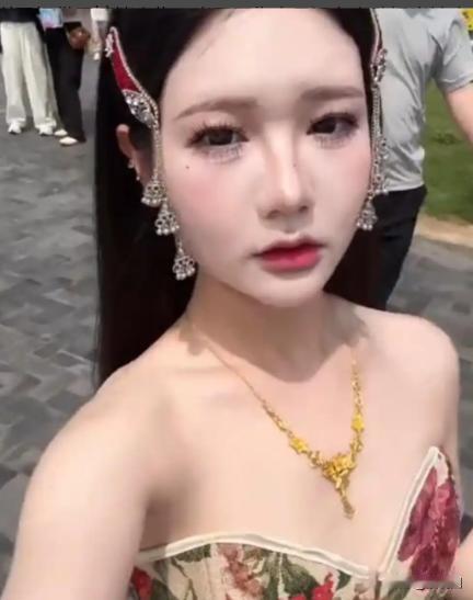 2026年6月，江苏徐州一名女子身着裹胸上衣前往宝莲寺游览，在寺院大门被工作人员
