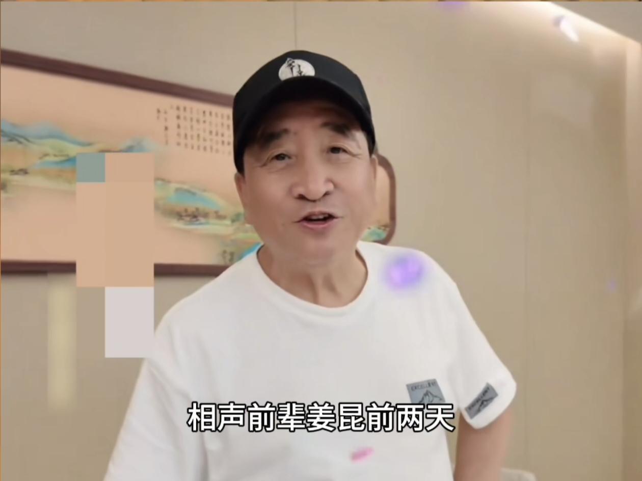 相声前辈姜昆前两天去曹云金新开的饭店，送上祝福和鼓励，引发了不少人的热议。
这些