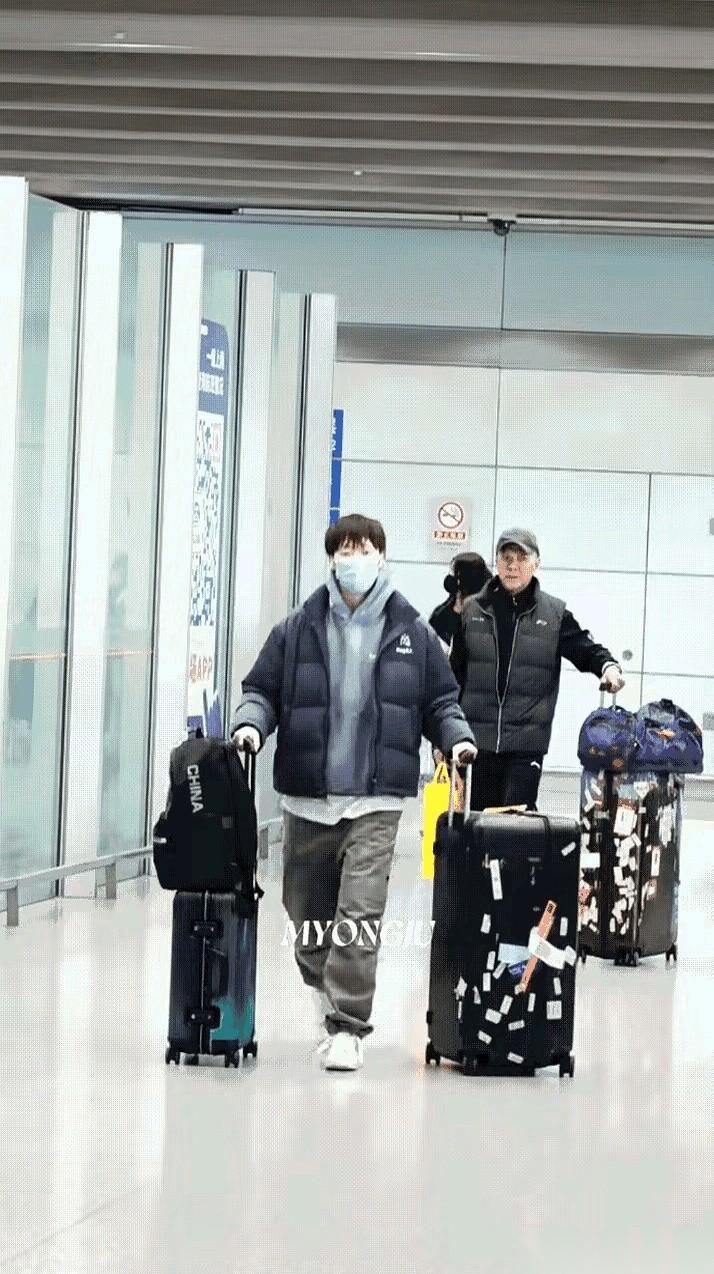 讲个有点扎心的细节。
刚拼下冠军的王曼昱，一个人推着两个行李箱，就这么出现在北京