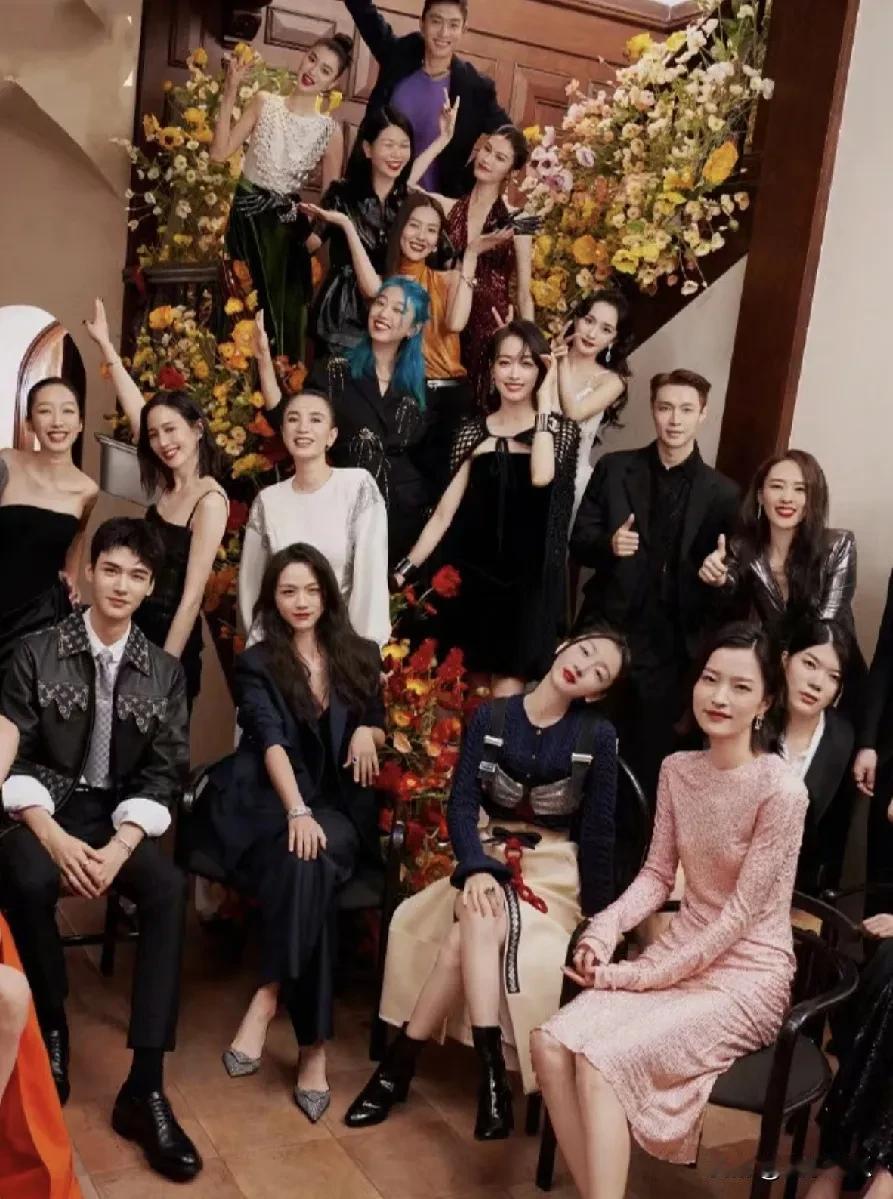 娱乐圈当红男女明星一起的大合照，让人大饱眼福！他们笑容满面，活力满满，闪光灯下，