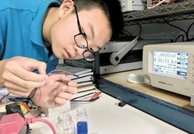 曾经风靡全国的万能充，背后站着一位年仅18岁的高中生——陈天晗。

2002年前
