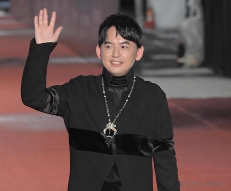 发现黄子佼真的很敬业。

发文精准避开了6.18，选在6.19发布，因为大家6.