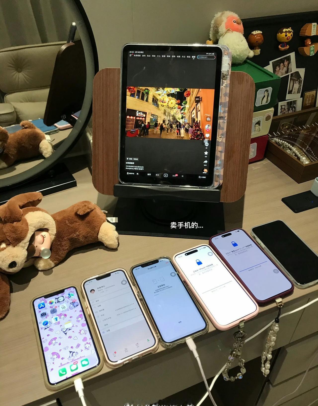 刷到一个好看的小姐姐有这么多台手机，全是iPhone，小姐姐也是数码博主吗？ ​