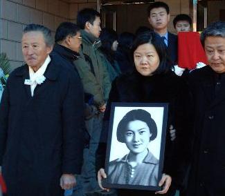 2008年2月1日，北京八宝山革命公墓，章含之遗体告别仪式举行，洪晃手捧母亲遗像