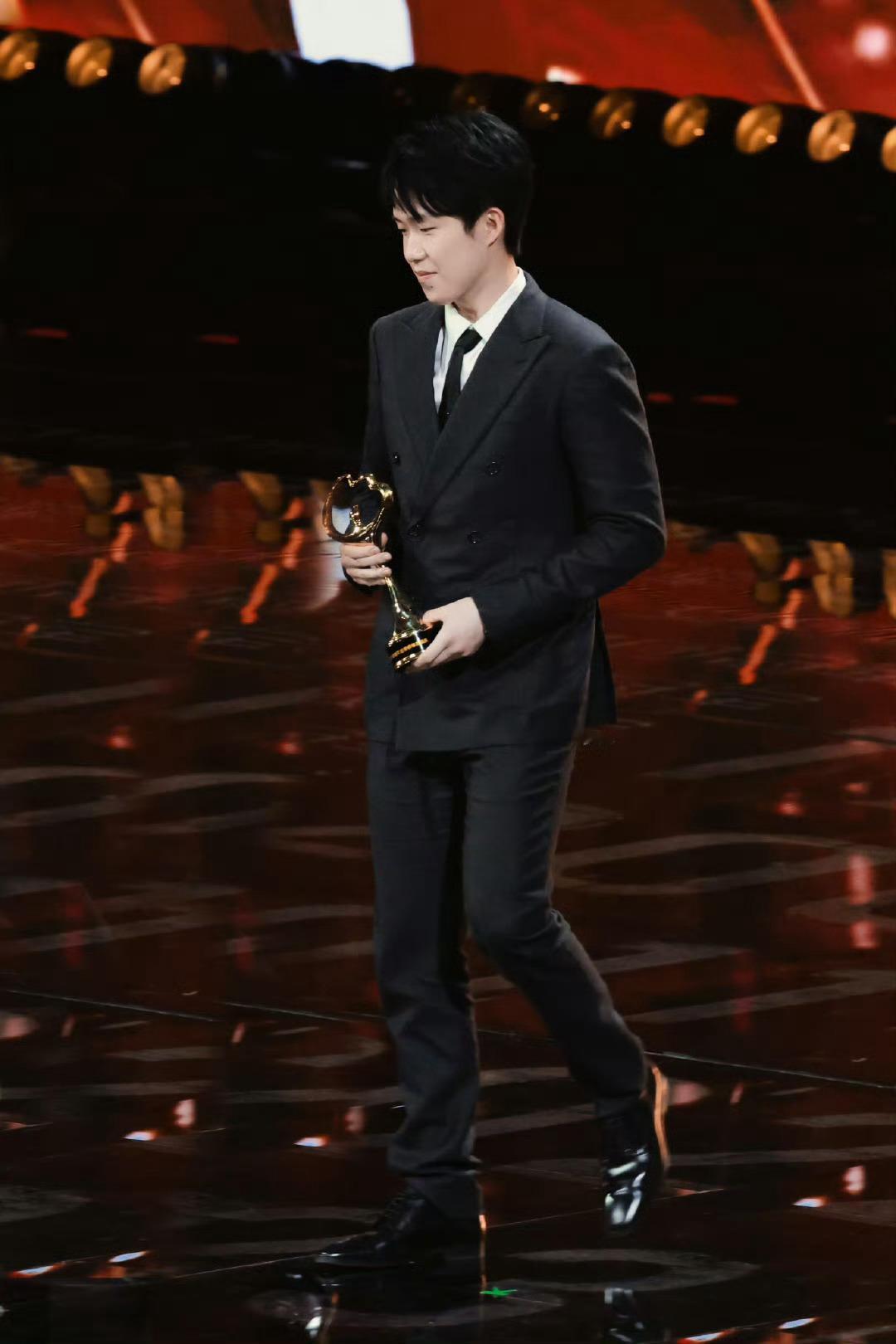 王楚钦好会穿 王楚钦穿LV很帅啊 