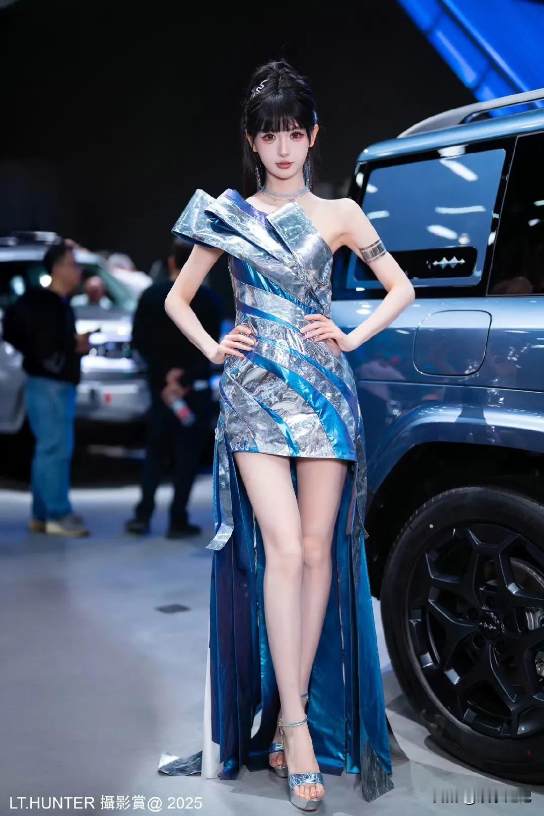 银装美人倚车旁，风华绝代似天仙。
车模小玥玥[星星眼]