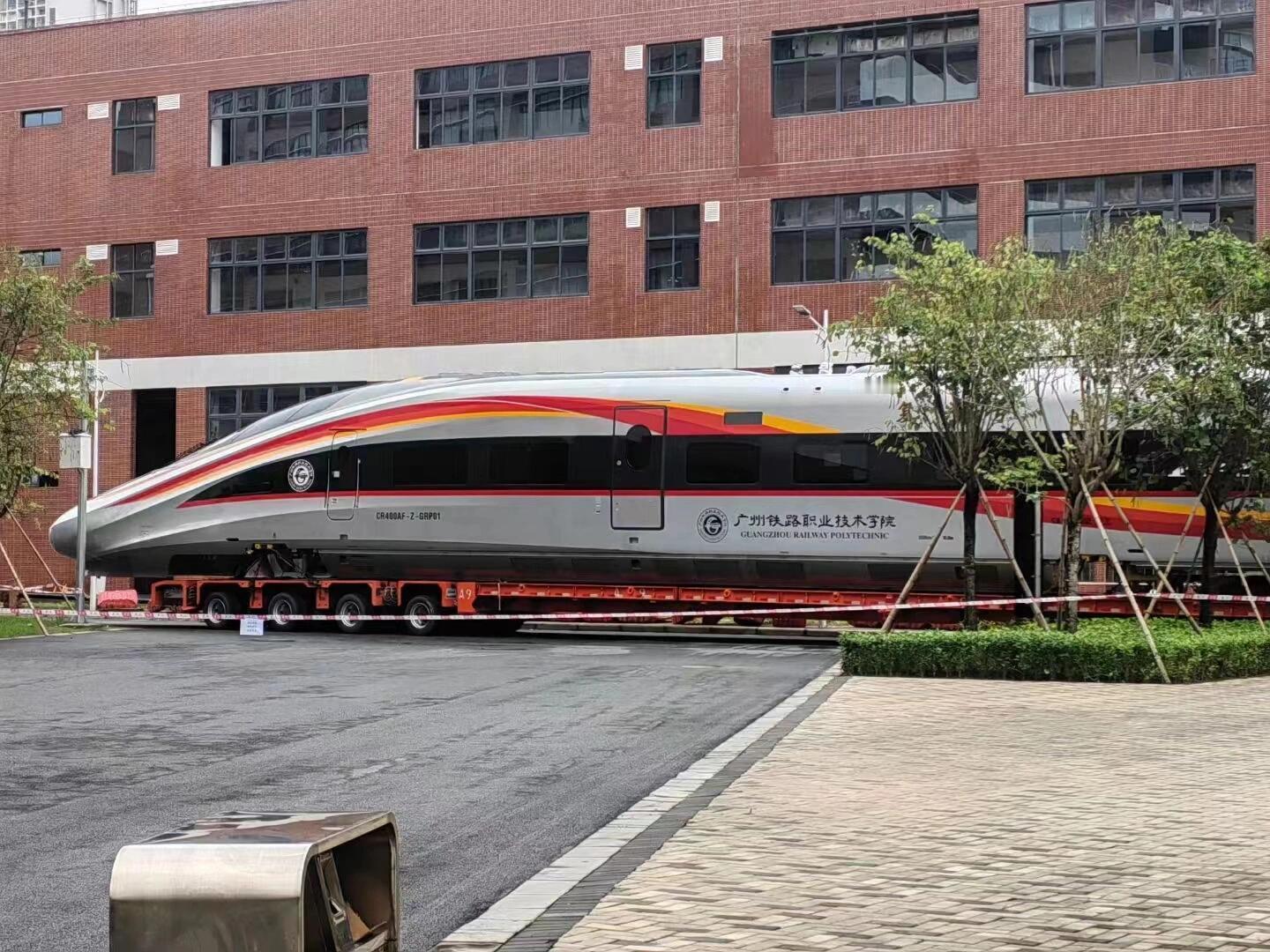 你们学校都有哪些了不起的车车？广州铁职：我们学校有CR400，有些局还没有呢[d