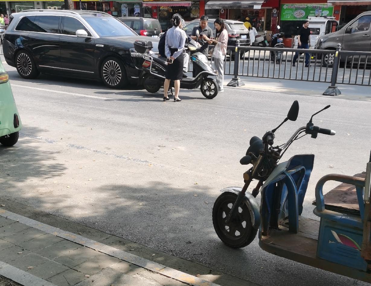 和这么漂亮的女司机发生追尾还需要追究责任吗？如果是我会承担所有的责任怨不怨我都怨