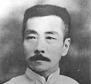 1927年，46岁的鲁迅瞒着妻子，和自己的女学生许广平在上海同居。

一个是母亲