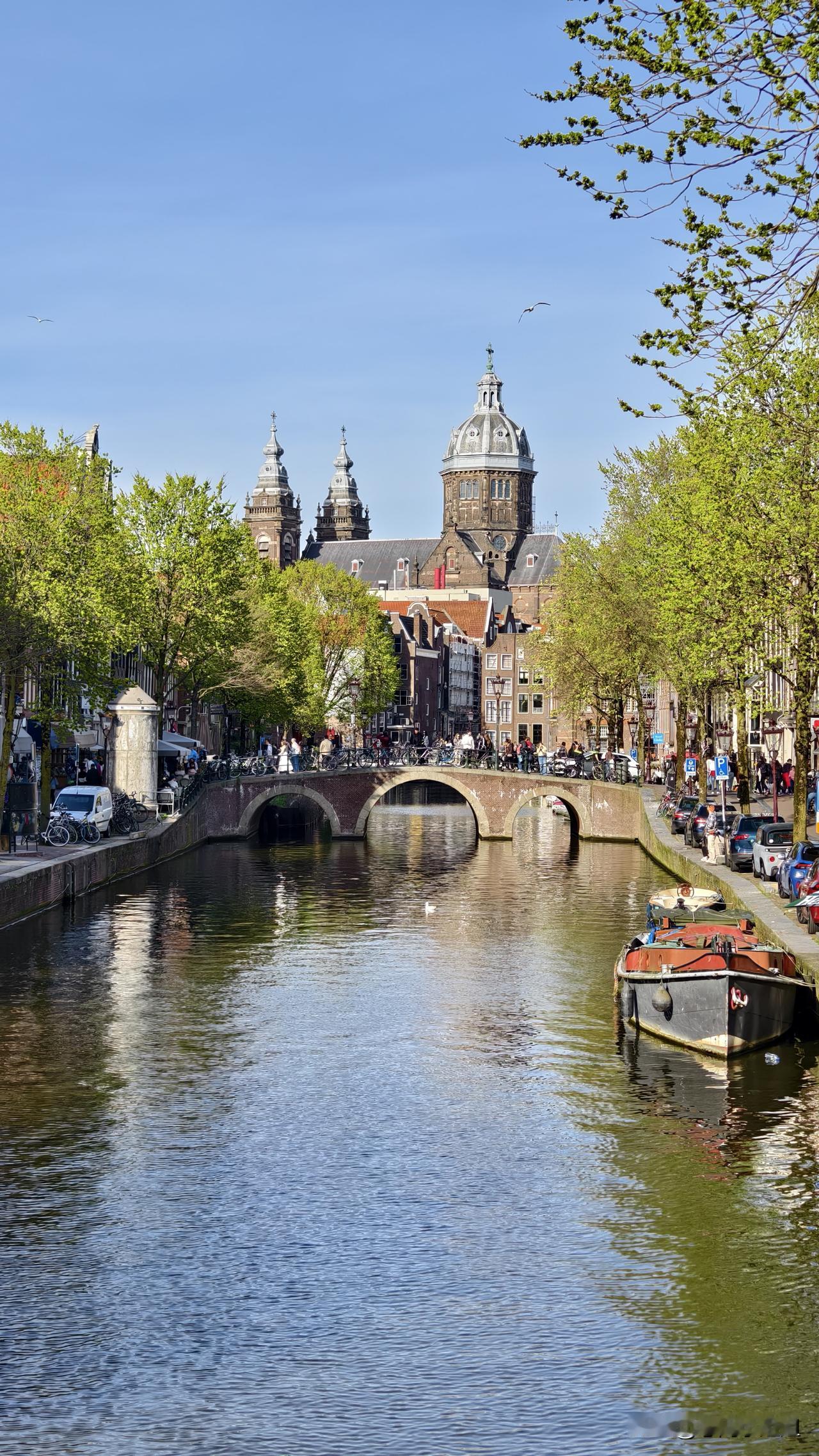 今年的欧洲之旅今天正是开始了。
我在阿姆斯特丹，老教堂。
老教堂在运河边上。
阿