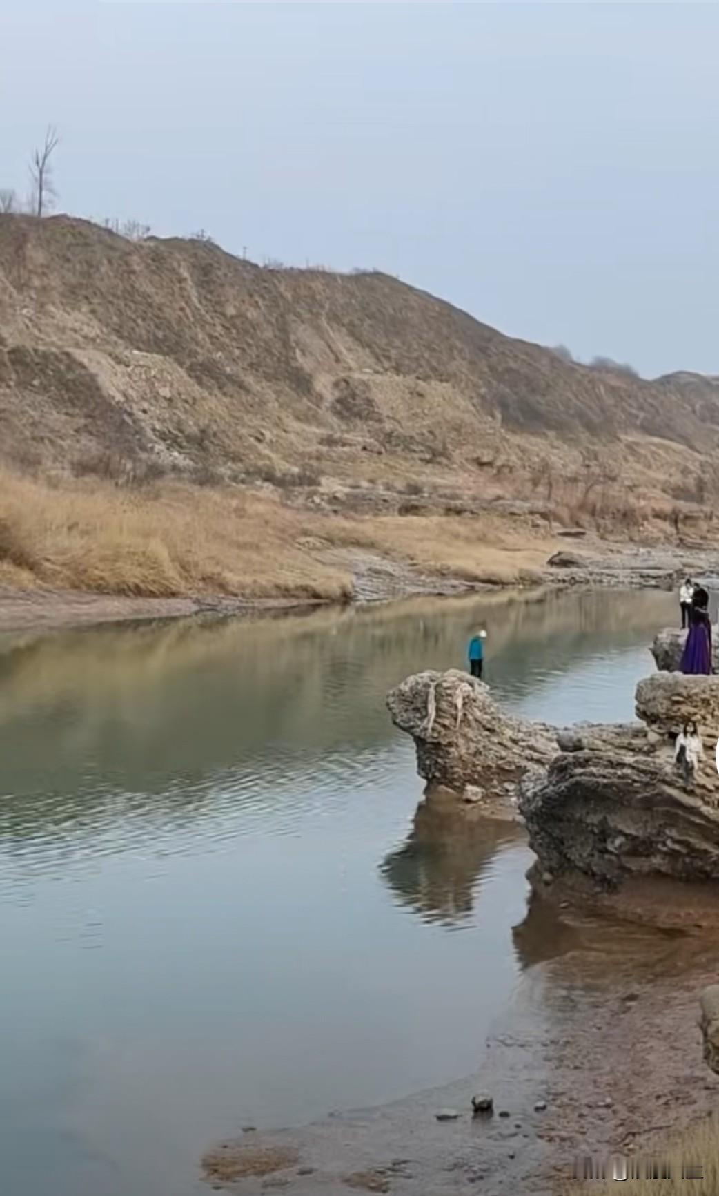 “水上雅丹”咸阳市湾里村火了。陕西省咸阳市礼泉县烟霞镇湾里村最近火了。因上游水库