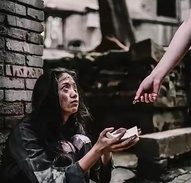 1977年，北京知青谢炳义买了两碗面递给乞丐女子，然而女子却寸步不离的跟着他，他