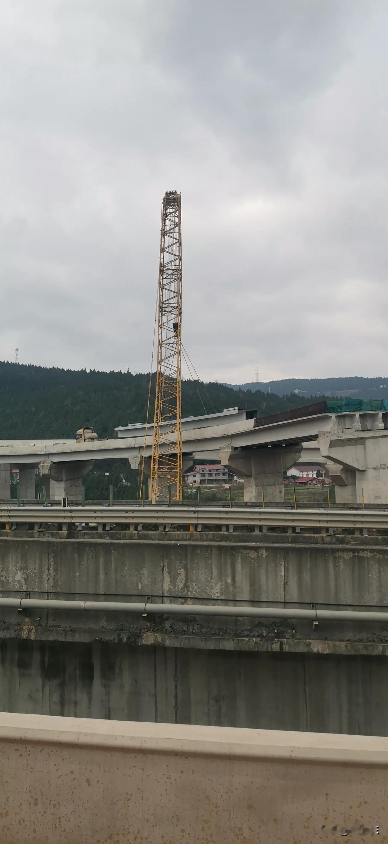 ~
道路千万条
跟着吊车摇
京昆高速 
成绵高速复线