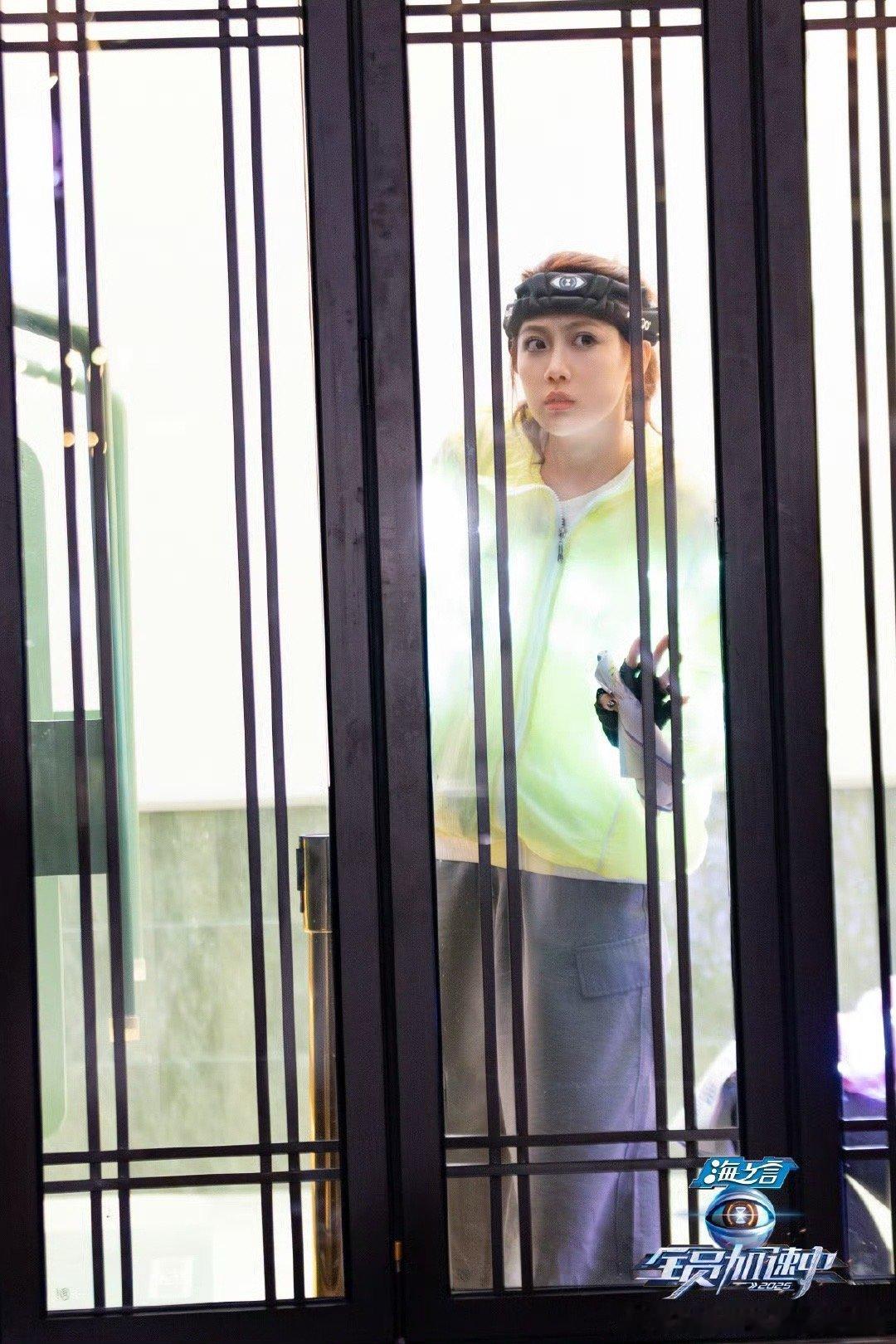 李艺彤商务礼貌刻心入肺全员加速中在全员加速中猎人追捕危机四伏的情况下，李艺彤还是