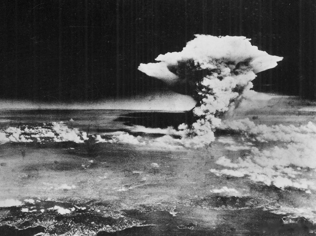 历史上的今天：1945年8月6日，美军 B‑29 轰炸机在日本广岛市中心上空投下