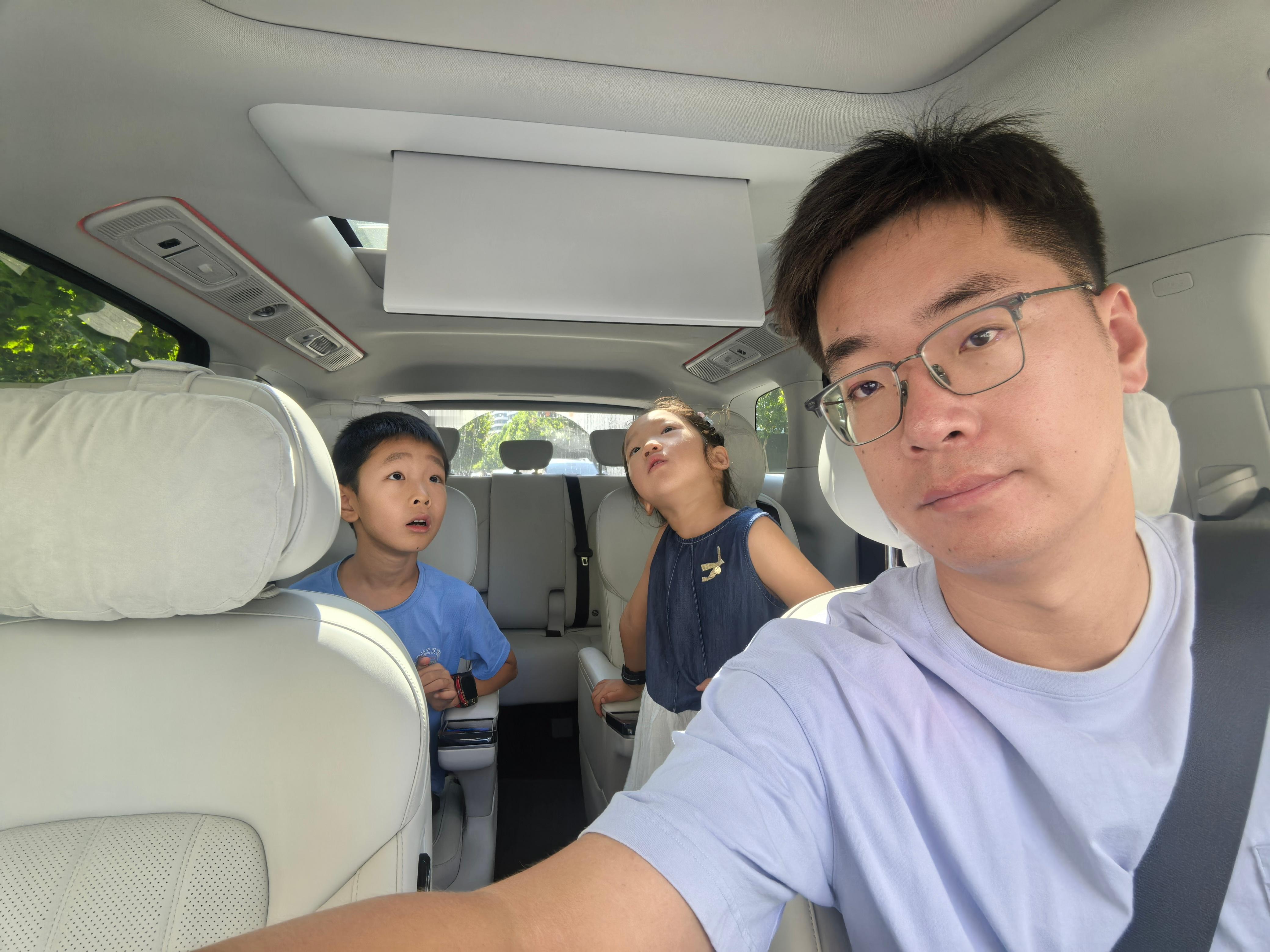 下午要出门打工这会儿抓紧时间带他俩出门玩会儿有责任感的男人真帅啊[允悲][允悲]