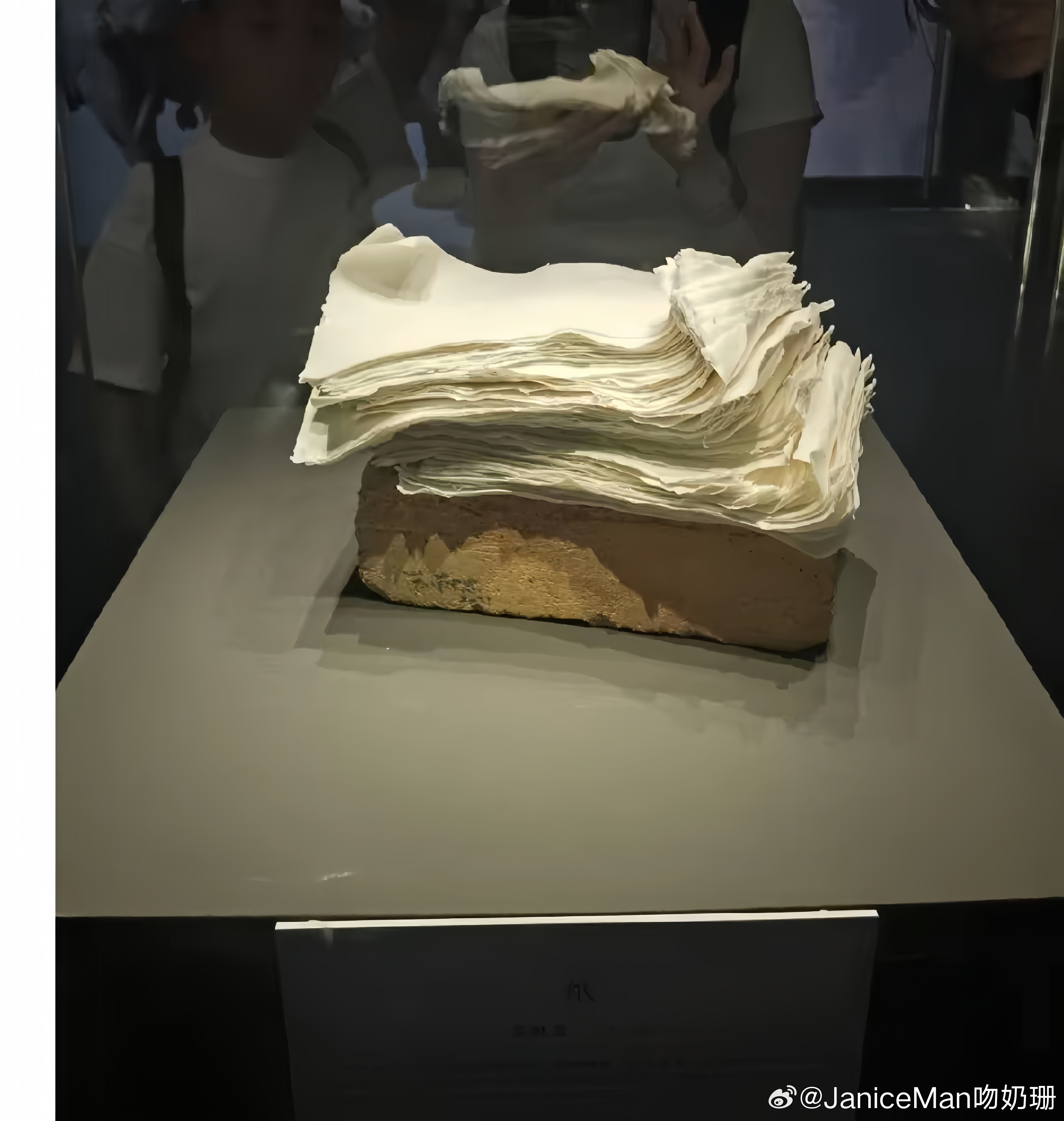 拍摄于国家博物馆德化白瓷展厅，其名为《纸》的白瓷作品。 ​​​