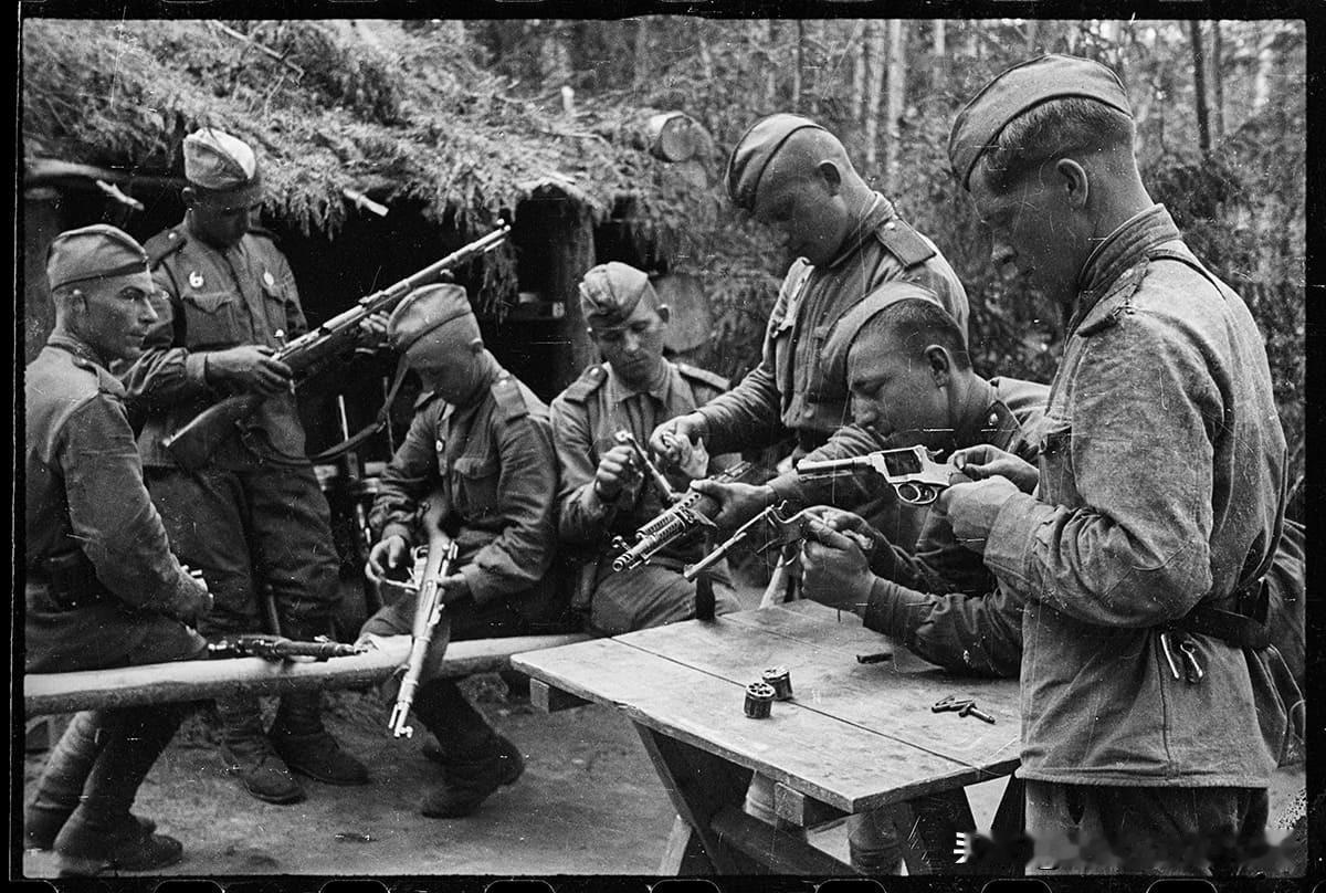 1943年（或者1944年），苏联红军一支小分队的战士们在战斗打响前仔细检查武器