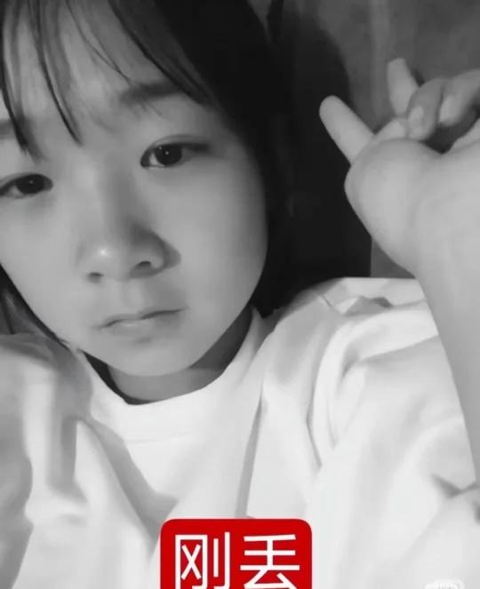 别划过去了，就当是积德了吧！！
曹钰函
性别:女年龄14周岁身高约155米
特征