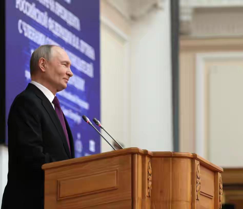 重压不惧封锁！普京重磅利好官宣，全场掌声沸腾不止
 
面对外部层层制裁、国内财政