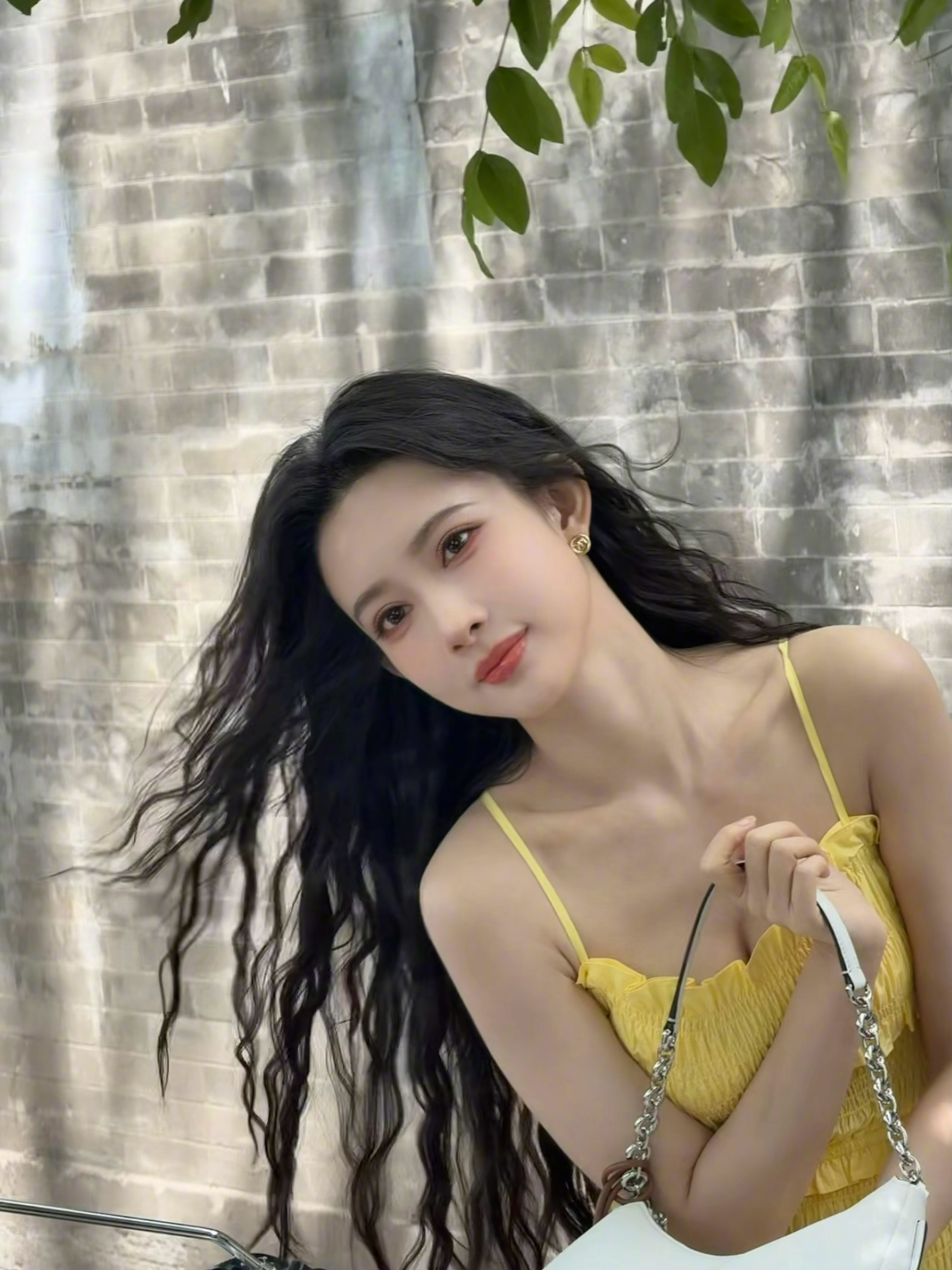 孟子义就这样呆呆的看着你孟子义五一片场plog来啦✨呆呆软软的眼神也太戳人了～片