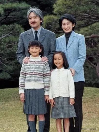 纪子妃的原生家庭应该是比较开明的那种，听说她父亲喜欢广交朋友，又是知识分子，又在