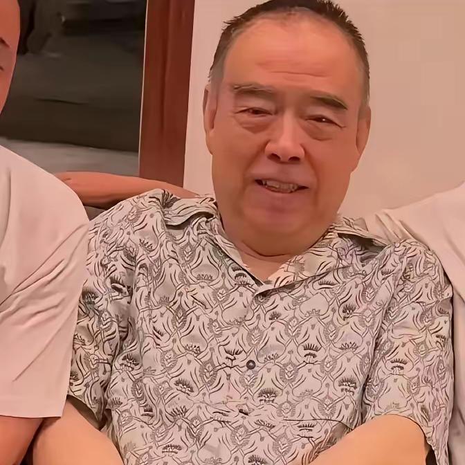 陈凯歌说，
我现在老了，
74了，平时就跟我老伴陈红在三亚住住。

      