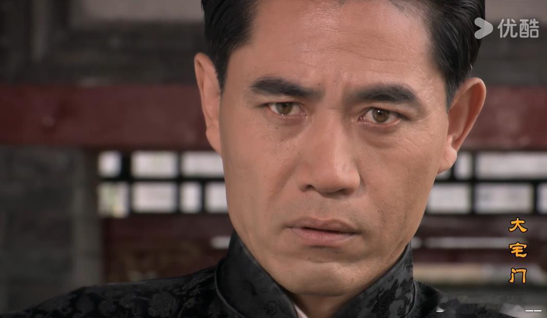重温大宅门，突然发现老七并不是愚孝。他顺着他妈当众给杨九红难堪，就像后期他顺着香