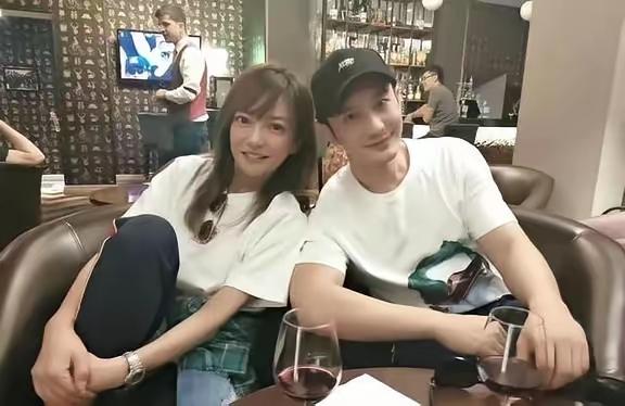 黄晓明不会还那么昏吧？

最近有网友发了黄晓明和小燕子在一起头靠头的照片，并且说